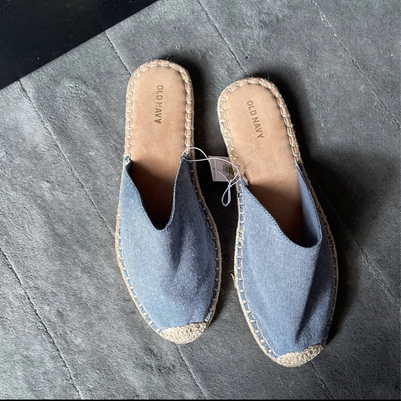 Old Navy Slip On Sandals. - Picture 2 of 5